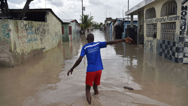Un hombre atraviesa una calle inundada en una región de Port-au-Prince, capital de Haití. La foto fue tomada el 4 de octubre. (Foto: Getty).